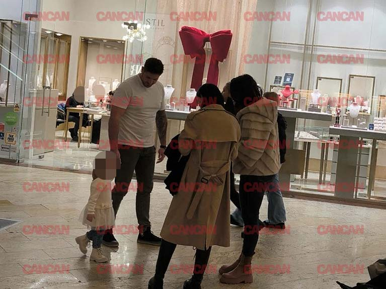 Diana și Ionuț se întâlnesc cu o cunoștință în mall