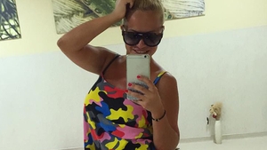 ANDA ADAM şi-a etalat trupul într-un costum de baie minuscul! Şi-a desfăcut picioarele pe plajă şi...