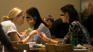 Sotia premierului inchide ochii in fata tentatiilor nesanatoase! Vezi ce mananca Daciana Sarbu cand iese la restaurant!
