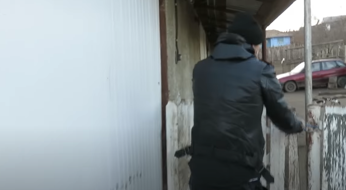 Cătălin Bordea a arătat casa în care a copilărit/ Sursa foto: Captură video