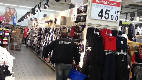 De la actor la bodyguard! Vezi ce comediant celebru poarta cu mandrie o geaca inscriptionata cu "Security"!