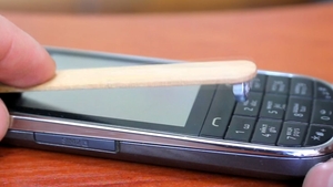 VIDEO. Cum să-ţi faci o alarmă pentru locuinţă folosind un simplu telefon. Este uimitor de SIMPLU! 