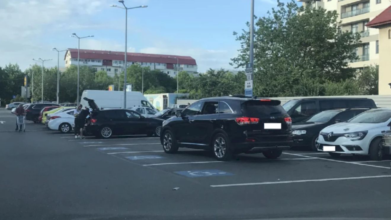 "E pericol". Un şofer din Bucureşti a parcat pe 3 locuri de handicap. Cum a putut să lase maşina