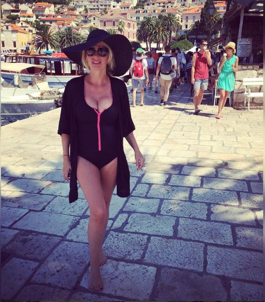 Au apărut în public  în minuscule costume de baie!