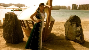 Ramona Gabor pozează îmbrăcată până-n gât pe-o arşiţă de se topeşte pământul!