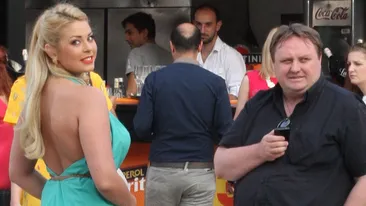 Se intampla chiar sub ochii iubitului! Lui Nemes incepe sa ii placa vara fara sutien, dar decolteul ei se cam revolta!