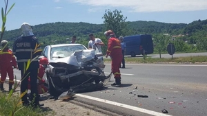 Un bărbat care amenință că se sinucide a provocat un accident pe DN1! Un șofer neatent a intrat în mașina poliției