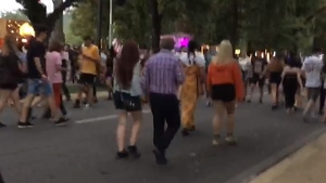Emil Boc, cu fiica de mână, la UNTOLD. Primarul Clujului s-a pus pe vine ca să-i facă fotografii Patriciei. VIDEO