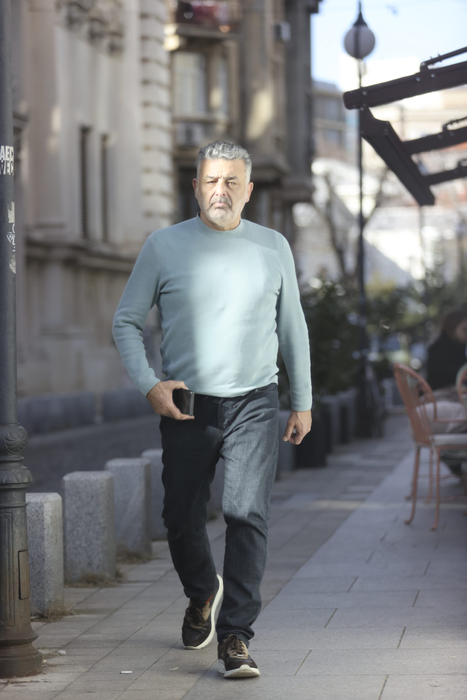 Joseph Hadad se întreaptă către unul dintre restaurantele sale