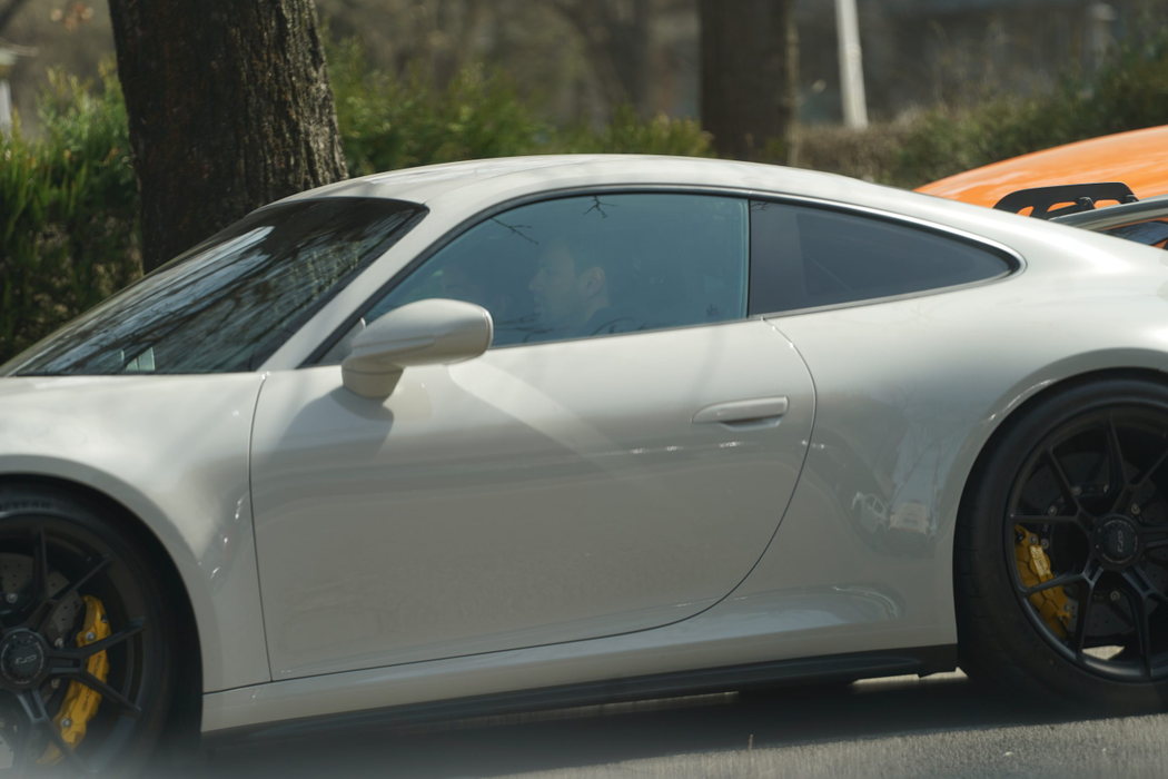 Zed și-a dus iubita la B4 cu un Porsche alb, achiziție nouă (Foto: CANCAN.RO)
