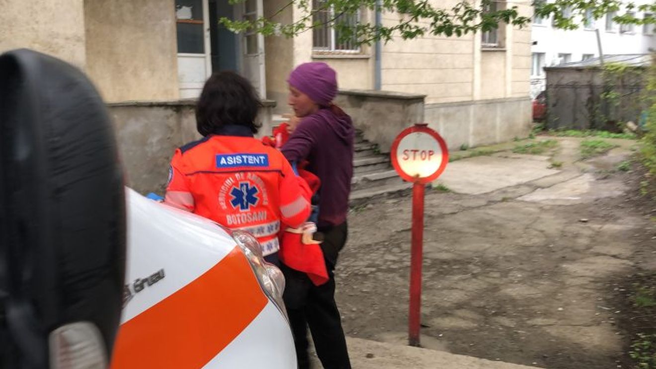 Caz incredibil în județul Botoșani. O mamă și-a opărit copilul de doar 2 ani cu apă clocotită. Care este starea micuțului