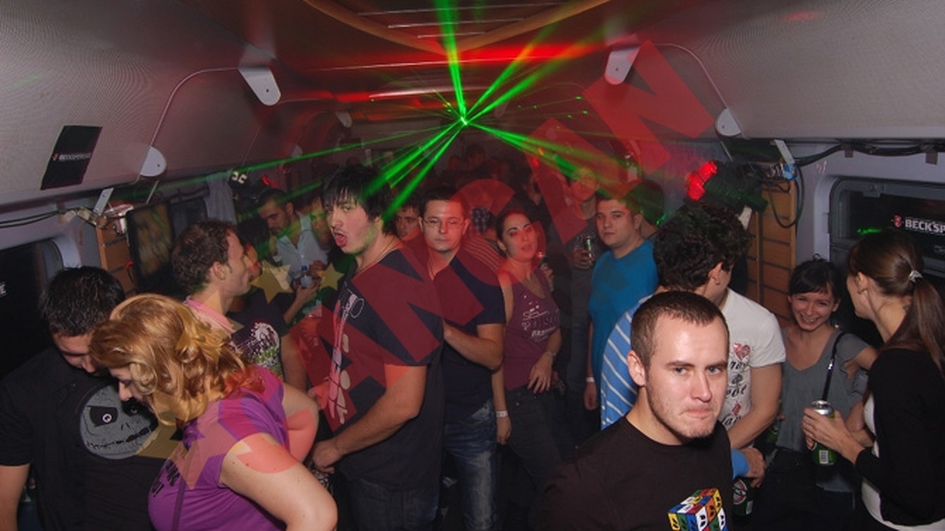 Sute de tineri nonconformisti s-au distrat in tren, la Beck'sperience!