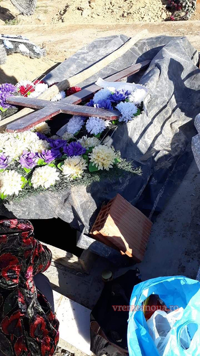 Uluitor! Un mort din Bârlad a fost abandonat în cimitir, acoperit cu o prelată