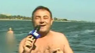 VIDEO Uite-l pe cel mai dezinhibat cantaret de muzica populara! Canta complet dezbracat pe malul lacului Techirghiol