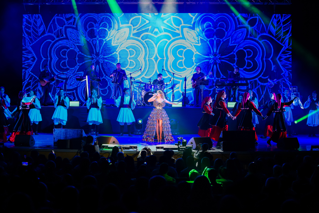 Elena Gheorghe, mărturii în lacrimi în fața a peste 4.000 de oameni. Imagini senzaționale de la show-ul cu muzică armânească