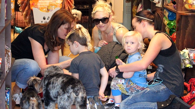 Gwen Stefani sI baietii ei s-au intins pe jos la pet shop