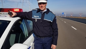 Adevărul din spatele acestei imagini! Un poliţist şi-a lăsat maşina în mijlocul străzii ca să ajute un pieton în cărucior! Ce se întâmplase de fapt!
