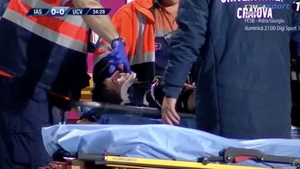 Groază pe stadionul din Iași! Mihăilă, inconștient pe gazon, Martici se roagă pentru viața lui! VIDEO