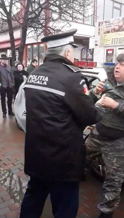 Traversare nepermisă în Piatra Neamț! Un bărbat a fost pus la pământ și încătușat după ce a trecut strada neregulamentar
