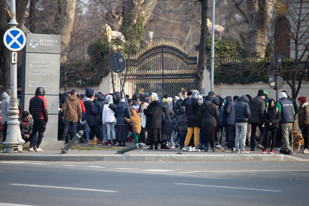 Nevoiașii s-au strâns în număr mare la poarta lui Gigi Becali (Foto: CANCAN.RO)