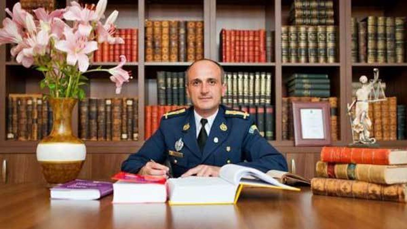 Imagini cum n-ai mai văzut! Inamicul nr. 1 al lui Gigi Becali a ”defilat” prin Centrul Vechi, iar trecătorii…