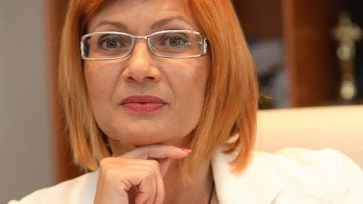 Fosta soţie a multimilionarului care a dărâmat piaţa asigurărilor umblă cu gărzi de corp până şi la coafor. E păzită ca preşedintele Iohannis! Carmen Adamescu nu coboară din maşină până nu se eliberează strada total, iar trei agenţi de securitate o supraveghează non-stop