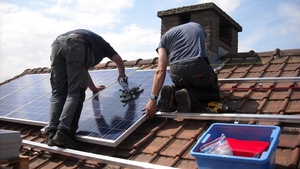 O echipă de cercetători a dezvoltat o nouă tehnologie prin care panourile solare pot produce energie și pe timpul nopții