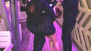 Bodyguarzii au intervenit, dar… era prea târziu: au scos-o din club paralizată, spartă efectiv de beată! Ea este CAMPIOANA de la LOFT! A băut… (de necrezut)