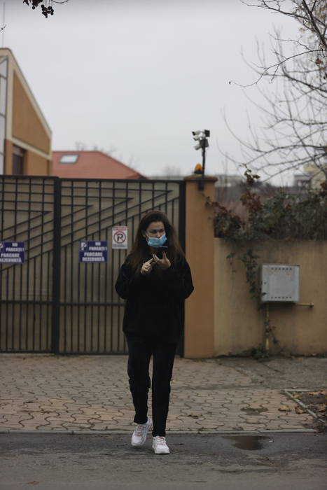 Nicoleta Luciu iese din clinica de înfrumusețare, cu o mină preocupată