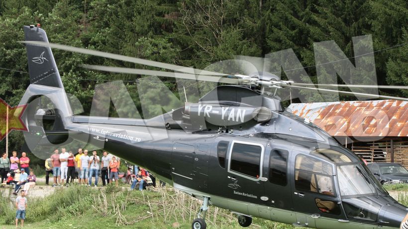 Gerard Butler a fost atractia satenilor din Arges. Au venit cu carutele, ca la balci, sa il vada cum zboara cu elicopterul