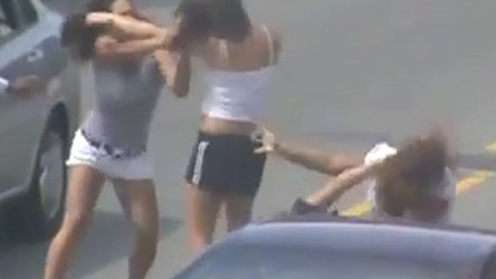 VIDEO BATAIE IN TRAFIC INTRE FEMEI! Trei negrese si doua hispanice isi cara pumni si picioare in mijlocul soselei! Uite reactia absolut halucinanta a celorlalti soferi!