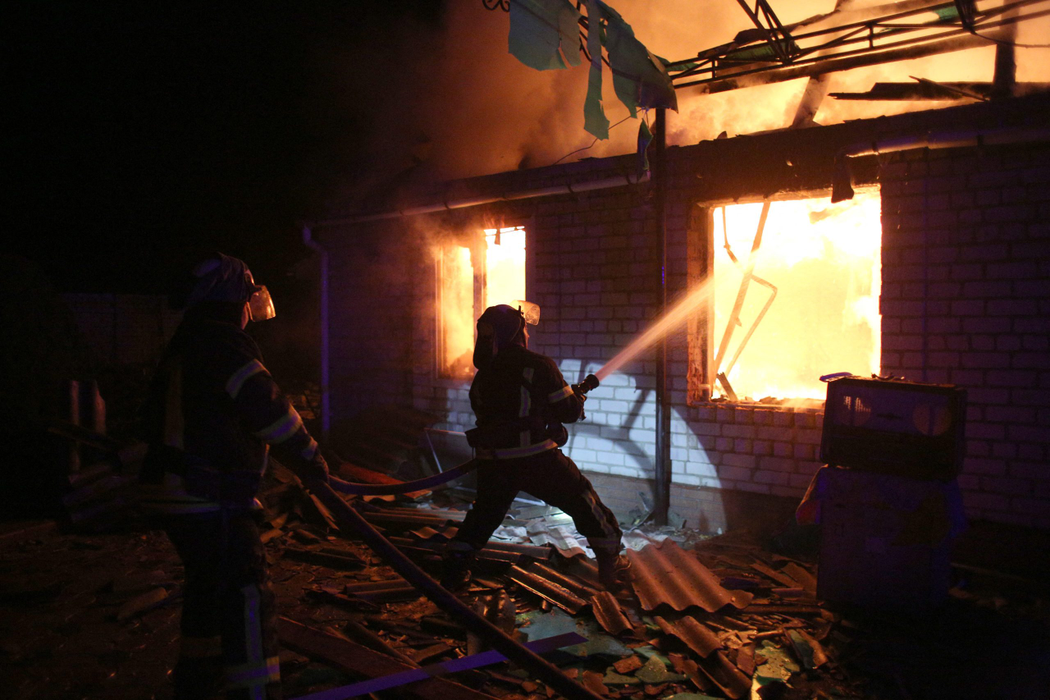 Pompierii sting focul la o casă din Muratovo, din regiunea Lugansk, pe 22 februarie 2022. (Sursa foto: profimedia.ro)