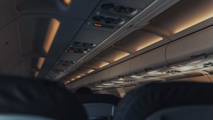 O nouă taxă pentru pasageri. O companie aeriană va cere bani pentru bagajul pus în compartimentul de deasupra