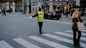 Situația hilară care putea să ducă la tragedie. Ce i s-a întâmplat unui polițist care dirija traficul