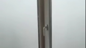 Un craiovean a filmat în timp ce un acoperiș i-a spart geamul de la apartament. Imaginile au devenit virale