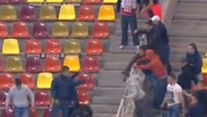 VIDEO Lupte aprige in tribune la derby-ul dintre Dinamo si Rapid. Fanii s-au cautat prin peluze si s-au caftit cu curelele