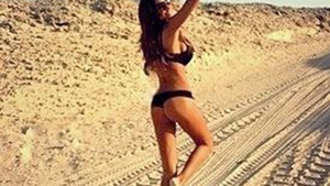 Razboi total intre seicul Al Hanbtoor si Bianca. El :"Esti o curva ieftina". Ea: "De cinci ani ma curteaza si l-am refuzat mereu"