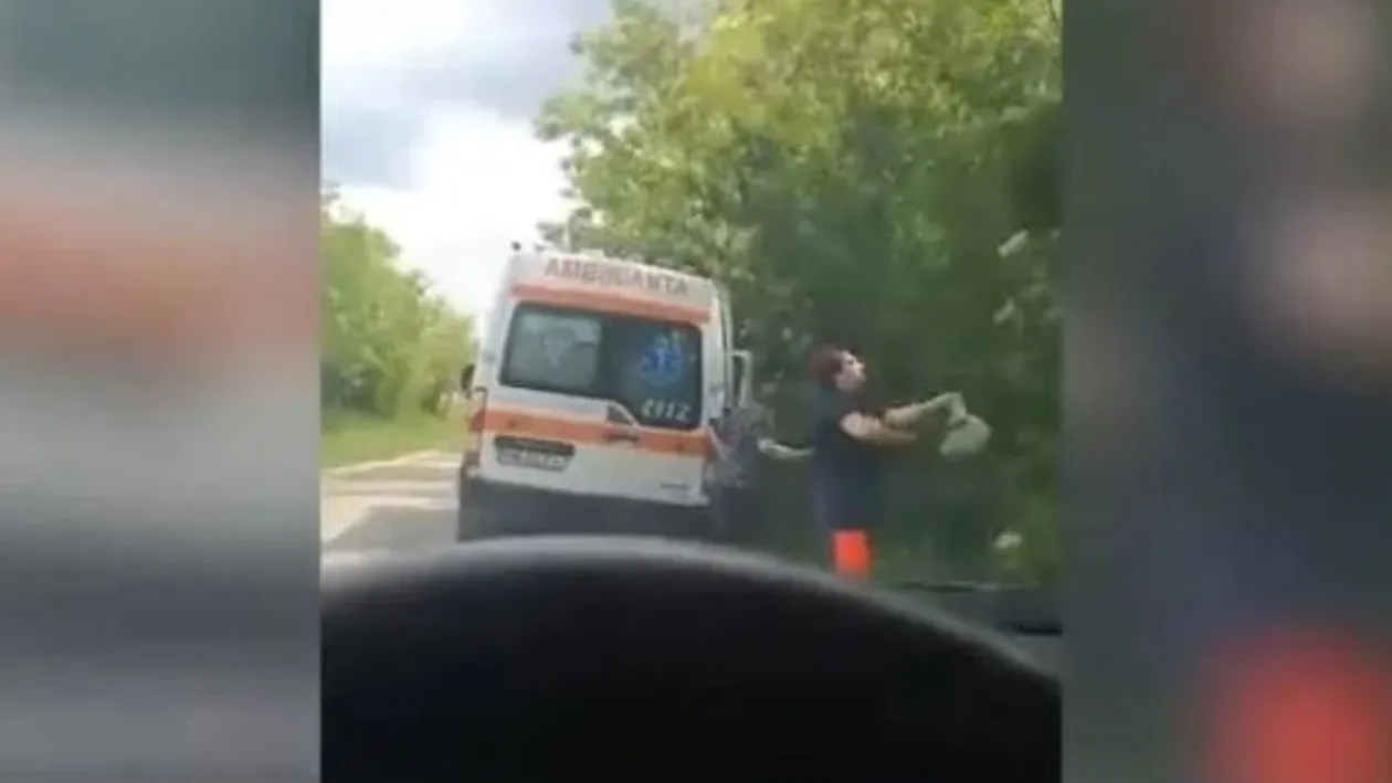 Halucinant! O angajată a oprit ambulanţa ca să culeagă flori de soc