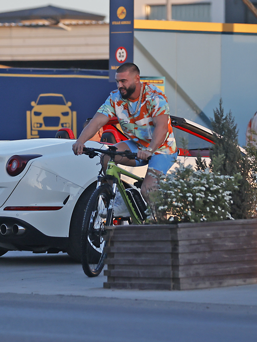 Dorian Popa s-a declarat extrem de încântat de bicicleta de la Andy Popescu (Foto: CANCAN.RO)