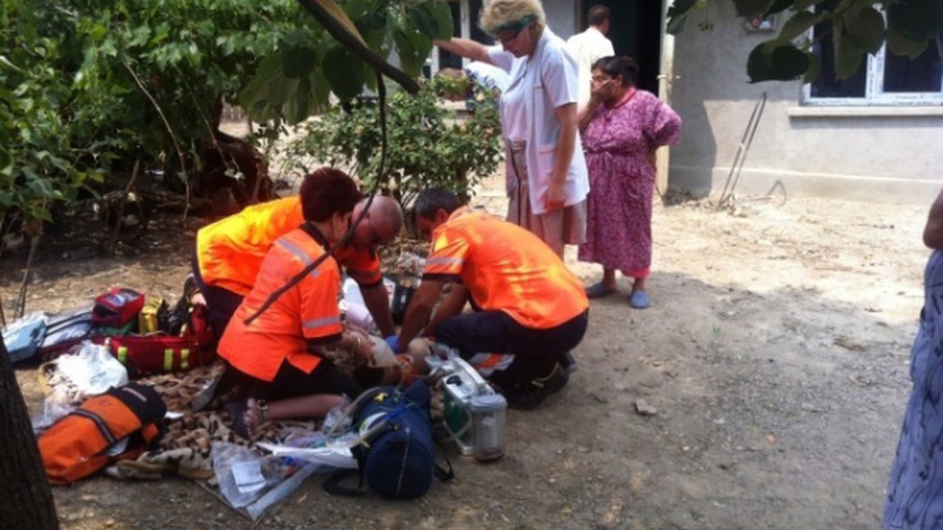 UPDATE: Băieţelul de 4 ani care a căzut în fosa septică a unei case de vacanţă din Rânca a murit în braţele medicilor