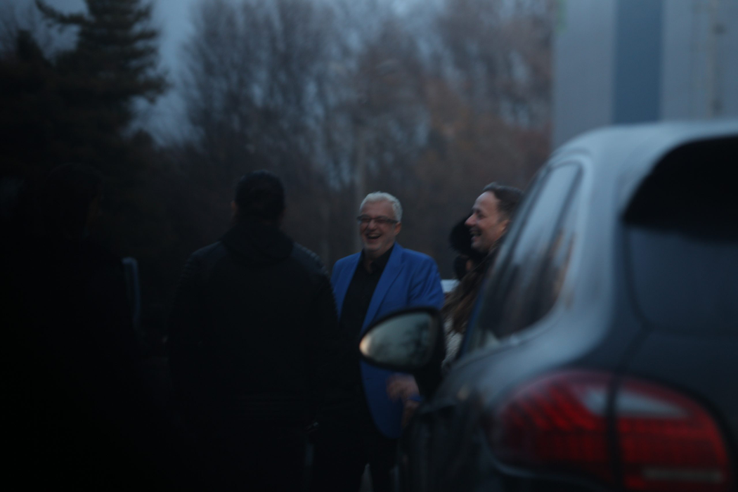 Cătălin Crișan, la o șuetă în pauza de filmare