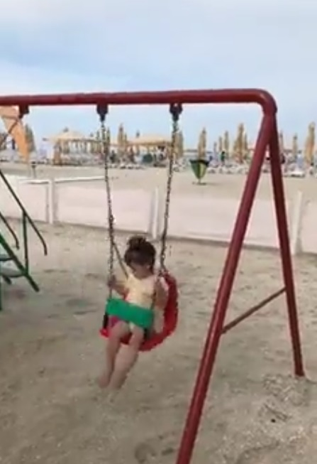 Bianca Drăgușanu a atras toate privirile în Mamaia! Cum a fost surprinsă pe plajă cu Sofia: “Ce curajoasă e doamna”