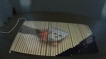 Unii strang bani luni de zile sa isi ia unul. Ei au facut un domino cu 10.000 de iPhone-uri. I-a costat 10 milioane de dolari