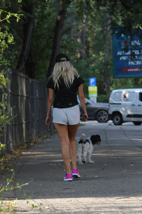 Tania Budi și-a plimbat cățelul într-o ținută super-sexy