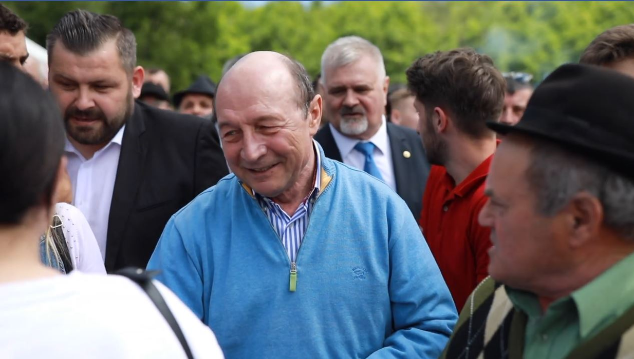 Traian Băsescu, asaltat de mulțime în Maramureș! Ce cadou a primit fostul președinte al României