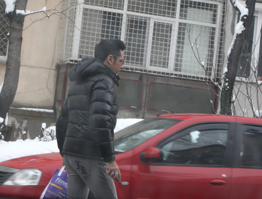 Ștefan Bănică se îndreaptă către mașina în care îl aștepta soția