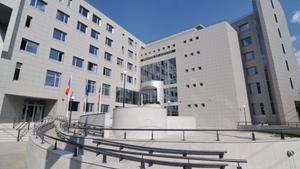 O grefieră s-a aruncat de la etajul 2 al Parchetului Curții de Apel Iași. Femeia a lăsat un bilet de adio