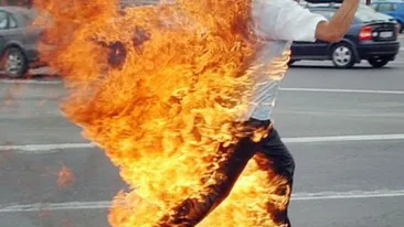 Un barbat si-a dat foc in fata sediului Politiei Locale din Pitesti! A fost transportat la spital cu arsuri grave!