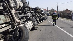 Camion răsturnat pe DN7. Șoferul a fost transportat la spital