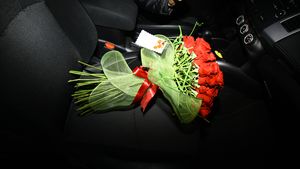 Un buchet de trandafir de la un admirator secret i-a luminat fata Iulianei Luciu. Vezi ce a facut asistenta TV cu florile!